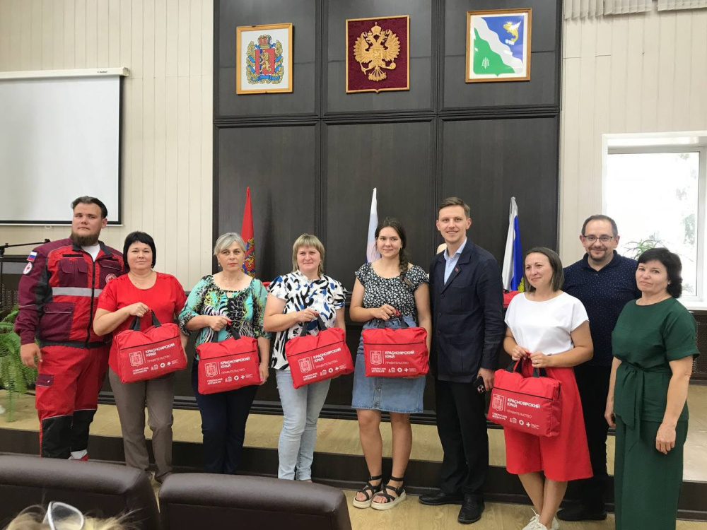 В Новоселово и Балахте стартовал проект «Аптечки для села»